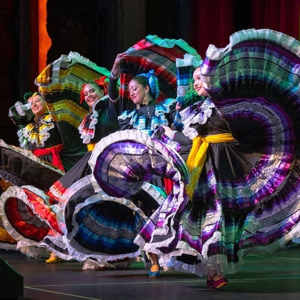 Dancers from Ballet Folklorico de Chicago performing
